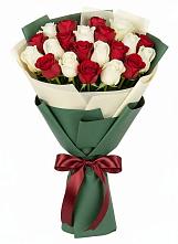 Букет Микс из красных и белых роз в Хатукае