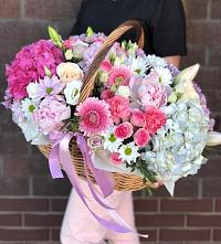 Композиция солнечный день в Хатукае Цветочная композиция из Розы, Хризантемы, Пионы и Лизиантусы в корзине в Хатукае
