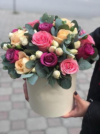 Цветочная композиция из Розы в шляпной коробке в Хатукае