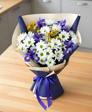 Букет цветов из:  Розы, Ирисы и Хризантемы в Хатукае