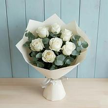 Букет Белые розы в Эвкалипте в Хатукае