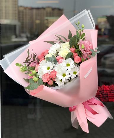 Букет цветов из: Розы, Лизиантусы и Хризантемы в Хатукае