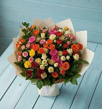 Букет Микс из разноцветных кустовых роз в Хатукае